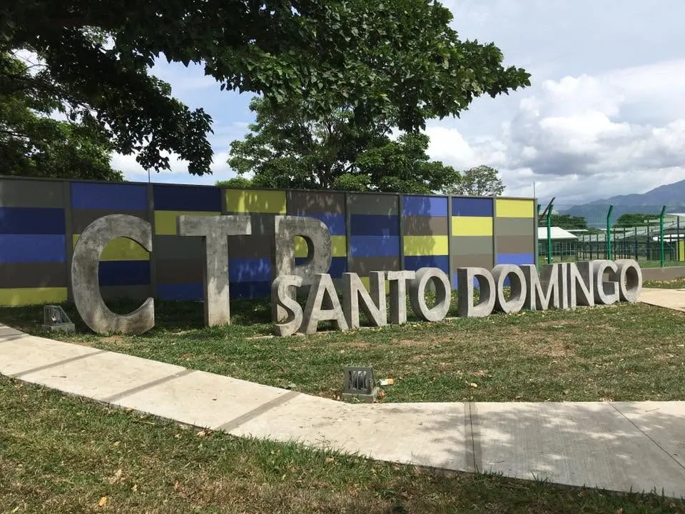 Rótulo de concreto del Colegio Técnico Profesional de Santo Domingo a la entrada del centro educativo