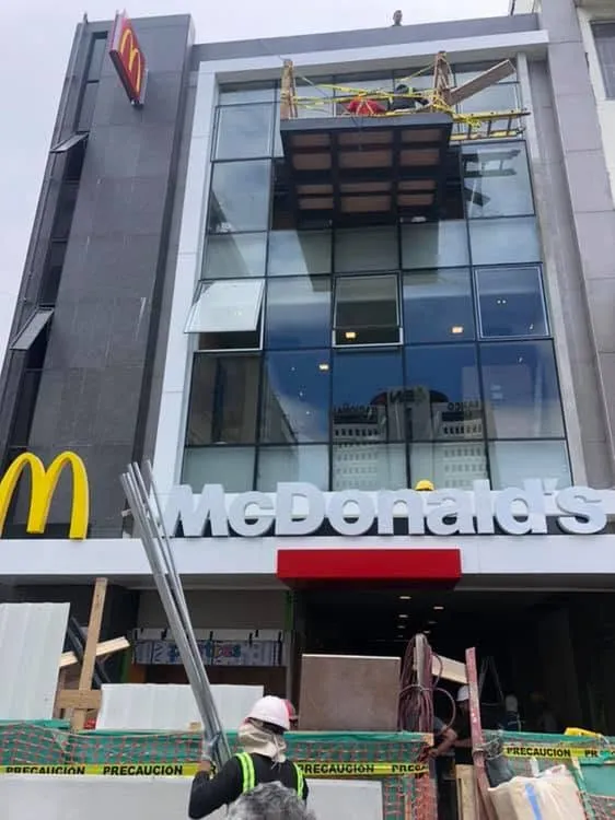 Edificio de un restaurante McDonald's en construcción, con la fachada y el rótulo ya instalados