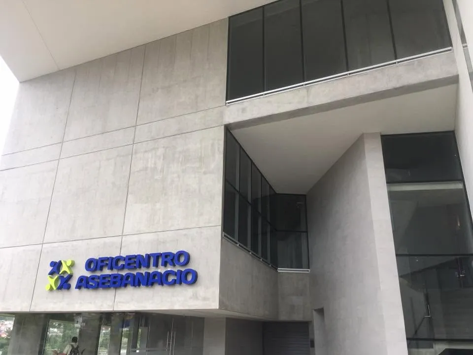 Fachada de concreto y vidrio del Oficentro Asebanacio